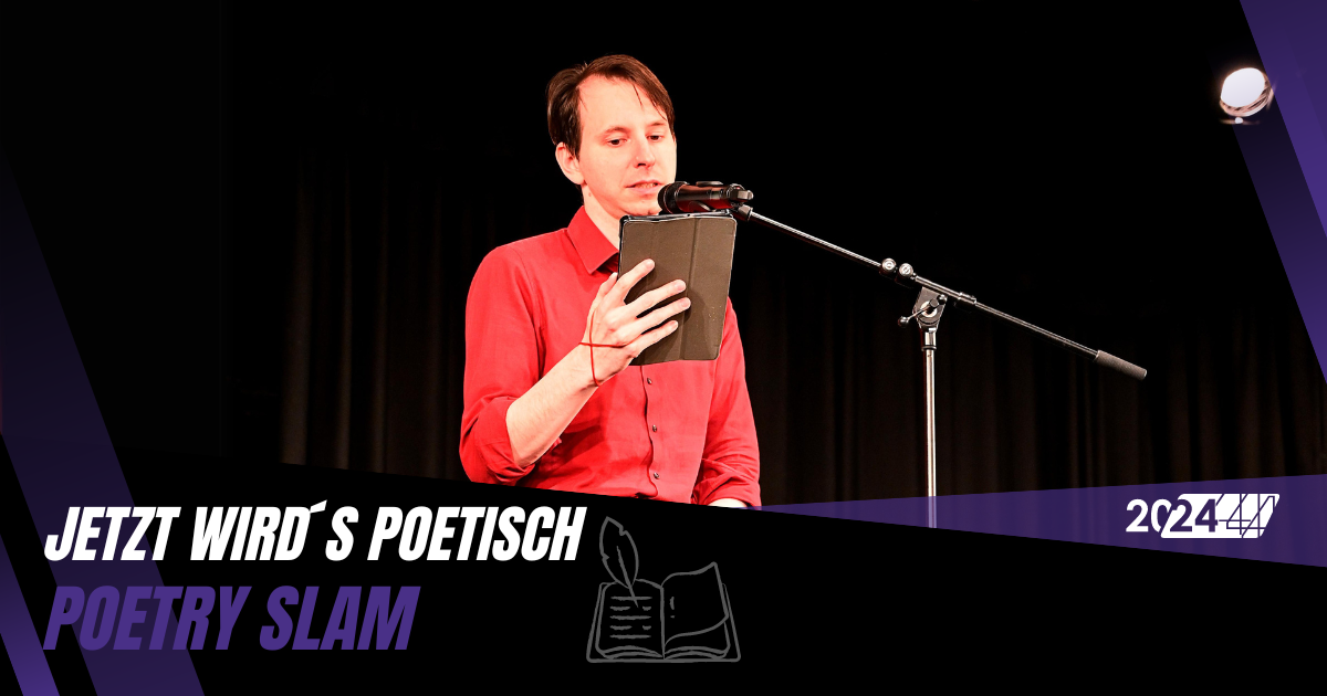 Auf der Bühne performt ein Mann im rotem Hemd sein Text zum Poetry Slam.