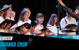 Der Animanga Chor in mitten einer Performance auf der Bühne.