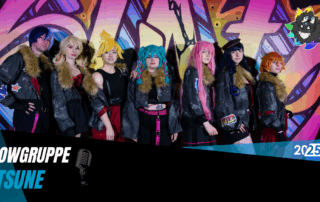 Die Showgruppe Kitsune in Cosplays vor einer Graffitti wand.