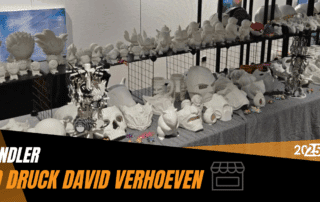 Verschiedene 3D Drucke von Dirk Verhoeven auf einem Tisch.
