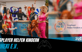 Diverse Cosplayer setzen sich für eine Spendenaktion an und psoieren am Satnd CoHeKi e. V.