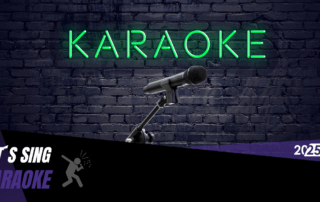 Ein Mikrofon auf einem Ständer. Im Hintergrund leuchtet in grüner Neonschrift "Karaoke ".
