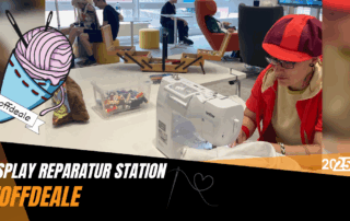 Man sieht Stoffdeale in Aktion, indem sie mit der Nähmaschine ein Kostüm reparieren.