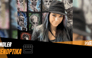 Vrenoptika und im Hintergrund sieht man verschwommen ein paar ihrer Bilder in Totenschädelstil.