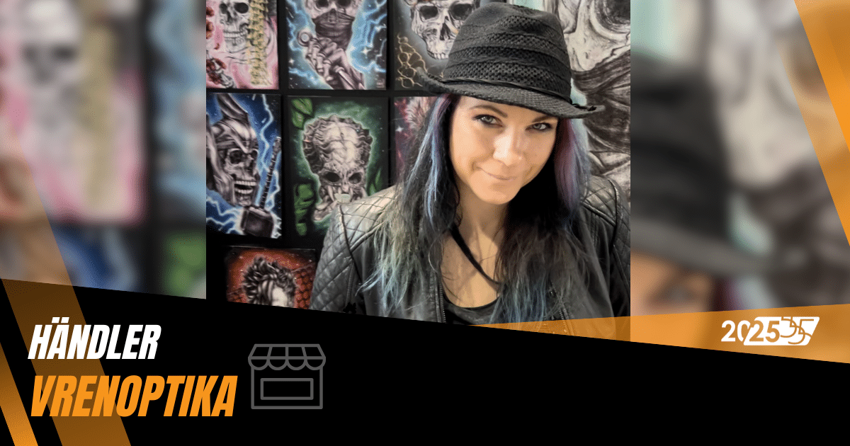 Vrenoptika und im Hintergrund sieht man verschwommen ein paar ihrer Bilder in Totenschädelstil.
