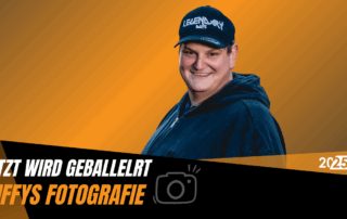 Fotograf Ruffy auf gelb/orangem Grund.